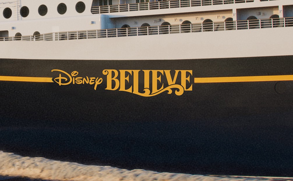 Disney Believe 船名字样特写