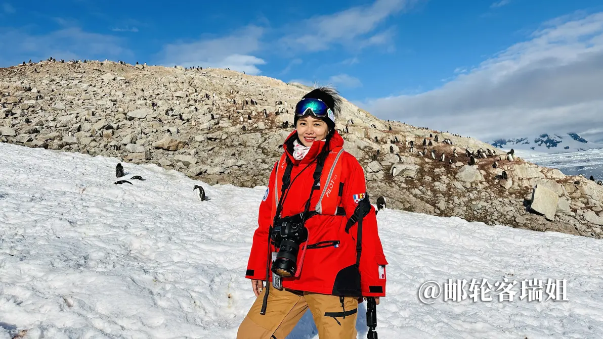 瑞姐穿着红色防寒服站在南极雪地上
