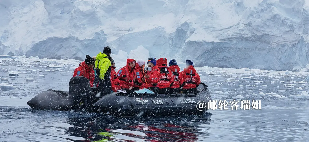 载着旅客的冲锋艇从雪山前驶过