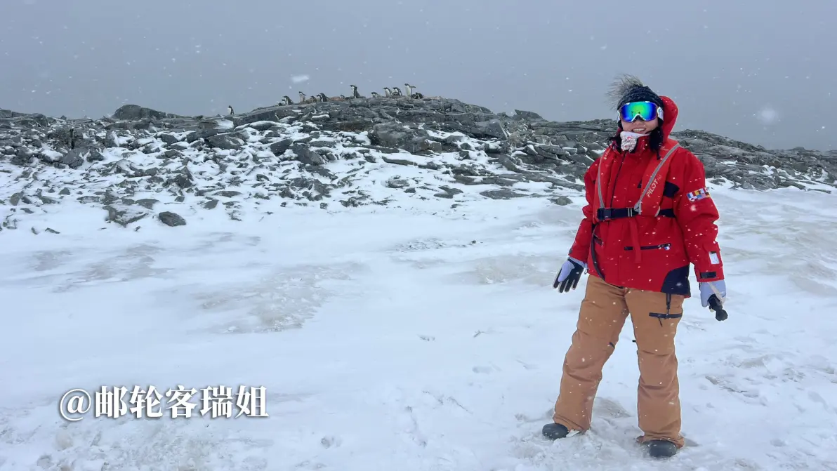 瑞姐穿着救生衣,站在南极岸边的雪地上