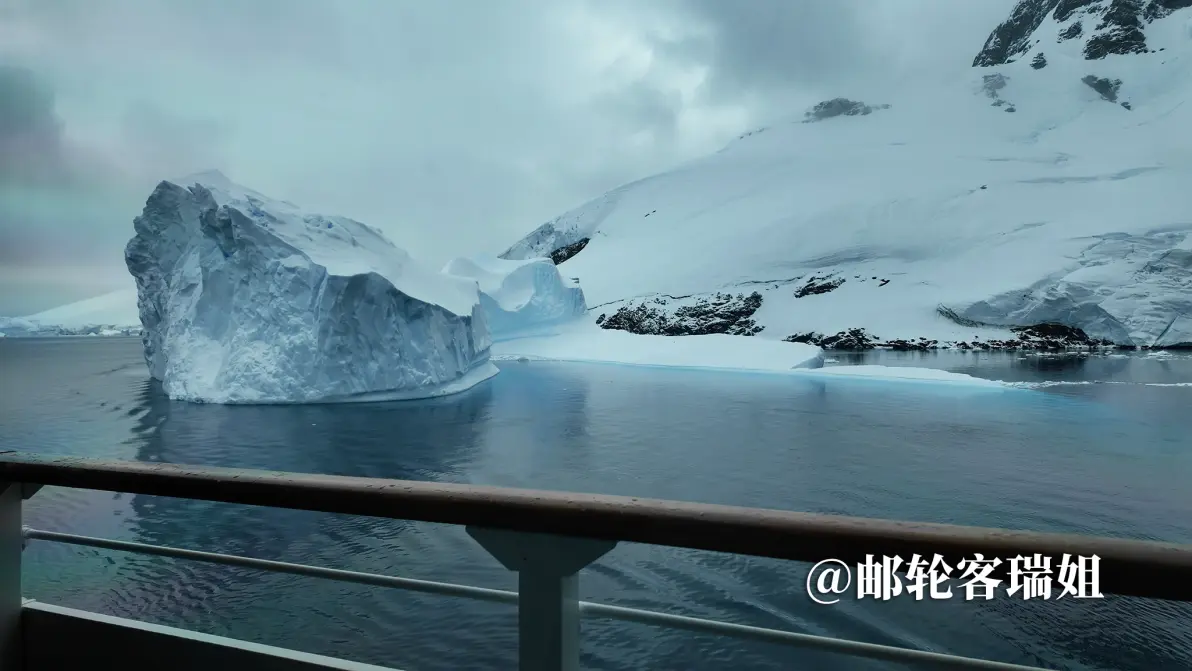 邮轮阳台外的冰山与覆雪山峰