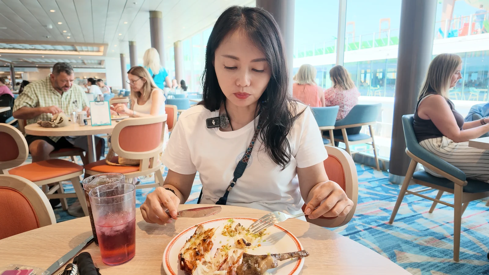 瑞姐在邮轮餐厅享用登船日午餐