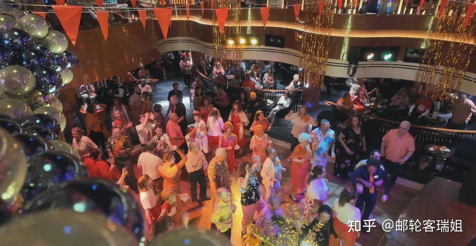 旅客在邮轮室内参加节日活动