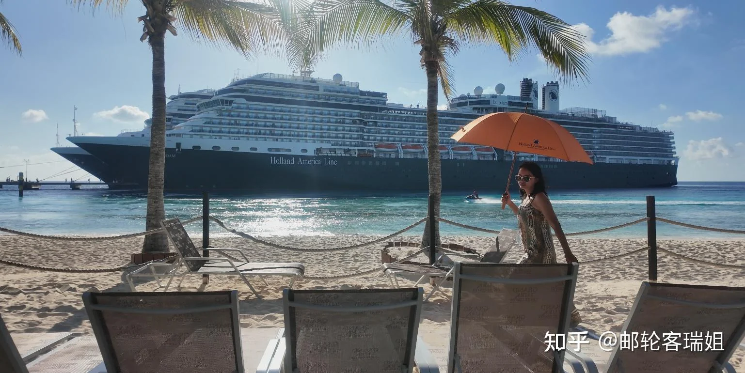 瑞姐坐在岸边露天座位上,身后是一艘停靠的邮轮