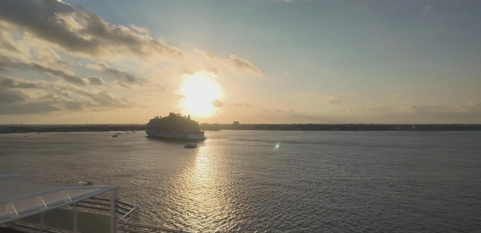 夕阳下的海面，远处有一艘船