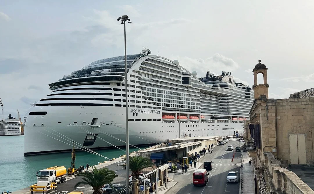 MSC World Europa停靠在港口,前景是码头与岸边建筑
